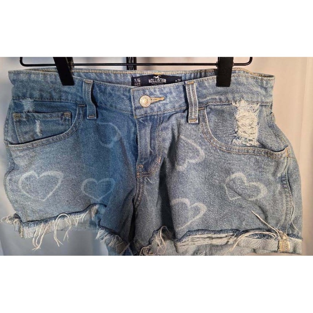 Hollister Low Rise Denim Shorts Light Wash Heart Print Distressed Size 7 W28